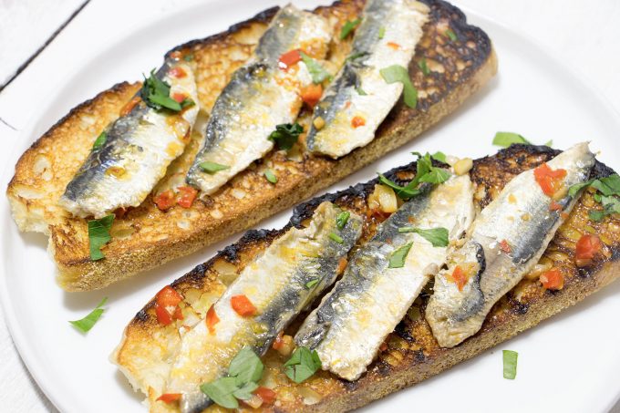 Filets de sardine fraîche poêlés sur tartine de pain