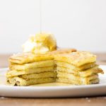 Pancakes au babeurre avec sirop d’érable et beurre fouetté