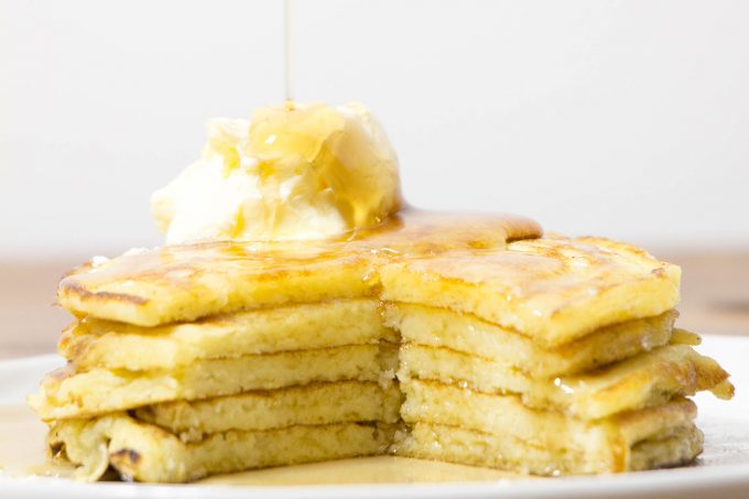 Pancakes au babeurre avec sirop d’érable et beurre fouetté