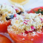 Tomates farcies au couscous et aux petits légumes rôtis
