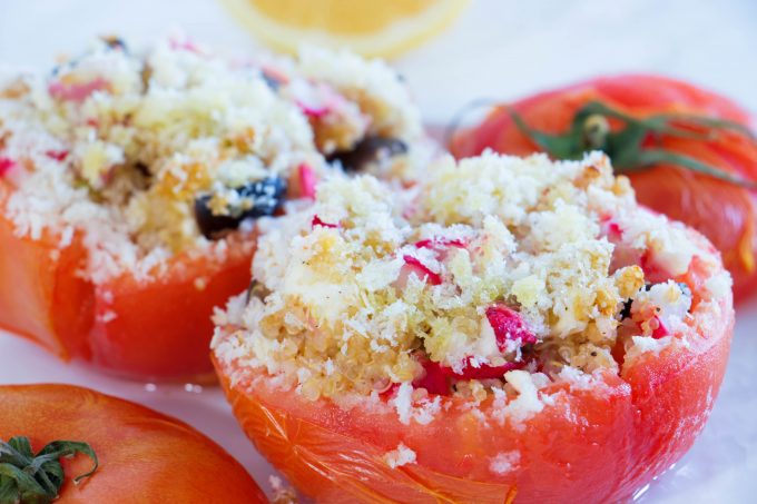 Tomates farcies au couscous et aux petits légumes rôtis